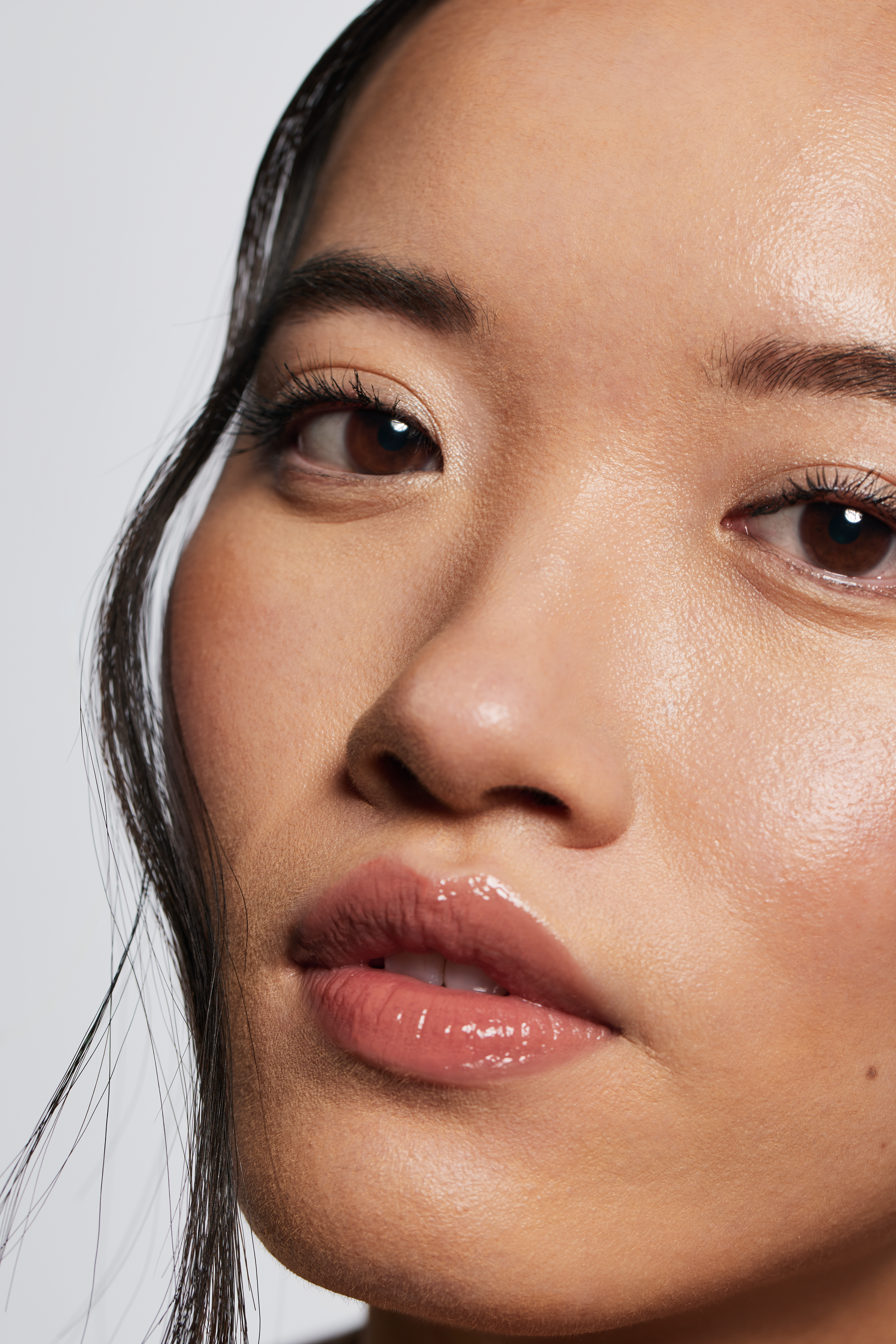  Close-up of model with powder on her face wearing the Underpainting look 